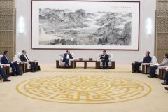 包头市委书记丁绣峰会见卧龙集团董事局主席陈